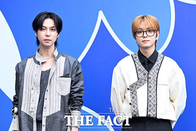 그룹 고스트나인의 이신(왼쪽)과 이강성이 4일 오후 서울 중구 동대문디자인플라자(DDP)에서 열린 2026 S/S 서울패션위크 뉴웨이브보이즈 포토월에 참석해 포즈를 취하고 있다. /서예원 기자
