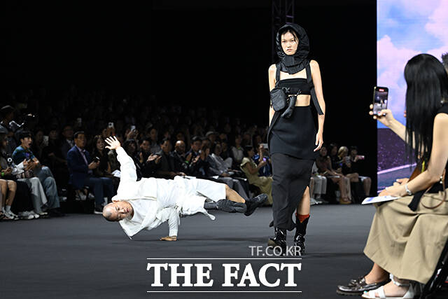 외발 비보이 김완혁(왼쪽)이 무대를 선보이고 있다.