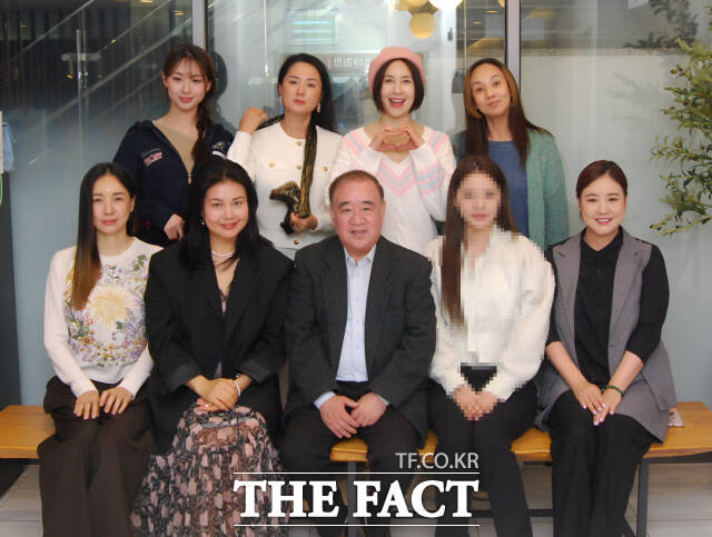 내달 창단을 준비 중인 한스타 미스코리아 파크골프단. 왼쪽 위부터 시계방향으로 김채원(2024 미스코리아 진), 김미숙(1994 미스코리아 미), 이지안(1996 미스코리아 진), 권민중(1996 미스코리아 한국일보), 기윤주(2002 미스코리아 미), 박정철(한국연예인스포츠협회장), 김인영 단장, 김수현(2006 미스코리아 한국일보, 미). /한스타미디어