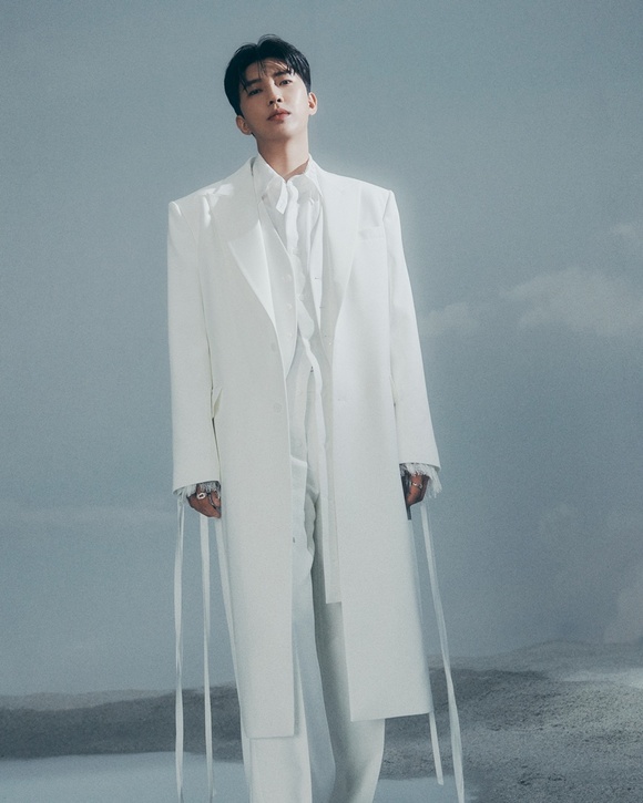 타이틀곡 순간을 영원처럼을 비롯한 정규 2집 수록곡들은 공개 직후 주요 음원차트를 점령했고, 멜론 HOT 100에 줄 세우기를 달성하며 음악 팬들의 뜨거운 지지를 입증했다. /물고기뮤직