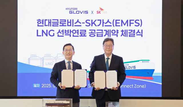 이규복 현대글로비스 대표이사(오른쪽)와 윤병석 SK가스 대표이사가 3일 경기도 성남 SK가스 본사에서 열린 LNG선박연료 공급계약 체결식에서 기념촬영을 하고 있다. /현대글로비스