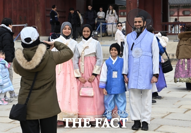 교육부와 국립국제교육원은 4일 이달 15일부터 내달 31일까지 정부 초청 외국인 장학사업 지원서를 받는다고 밝혔다. 사진은 서울 종로구 경복궁을 찾은 외국인 관광객들./박헌우 기자