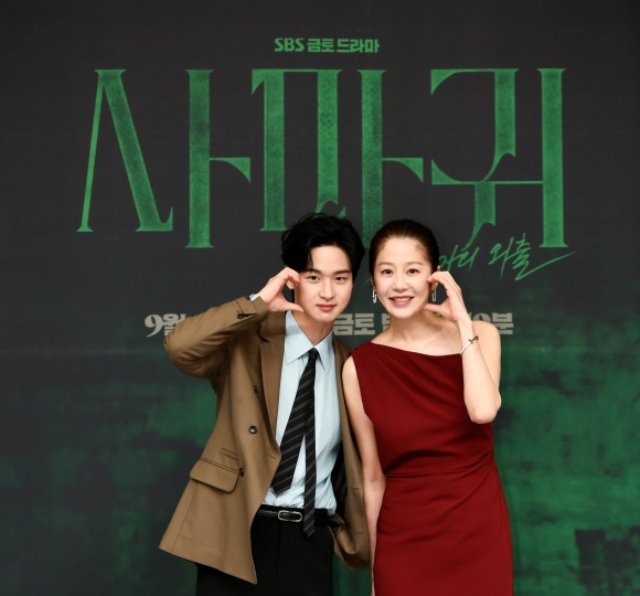 배우 장동윤(왼쪽)과 고현정이 SBS 새 드라마 사마귀에서 모자 지간으로 호흡을 맞춘다. /SBS