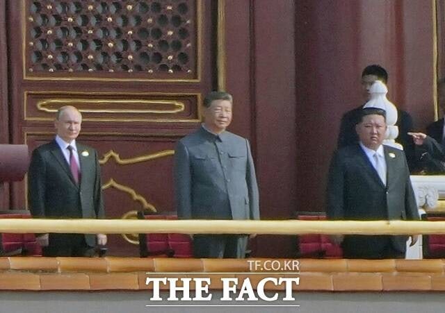 북한이 4일 김정은 국무위원장의 중국 전승절 80주년 열병식 행사 참석 하루 만에 관련 소식을 주민들에게 대대적으로 선전했다. (왼쪽부터) 블라디미르 푸틴 러시아 대통령, 시진핑 중국 국가 주석, 김장은 북한 국무위원장이 전날 중국 베이징 톈안먼 광장에서 개최된 전승절 열병식에 참석한 모습. /베이징=AP. 뉴시스