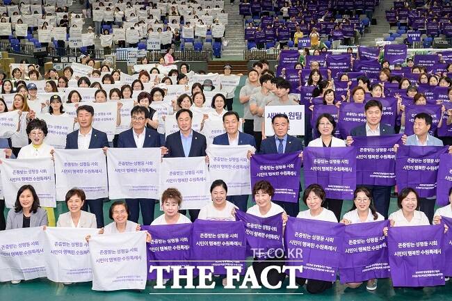 3일 수원체육관에서 열린 양성평등주간 기념식에서 이재준 수원시장, 이재식 수원시의회 의장, 김준혁 민주당 의원(수원시정) 등이 참석자들과 함께 기념 촬영을 하고 있다. /수원시