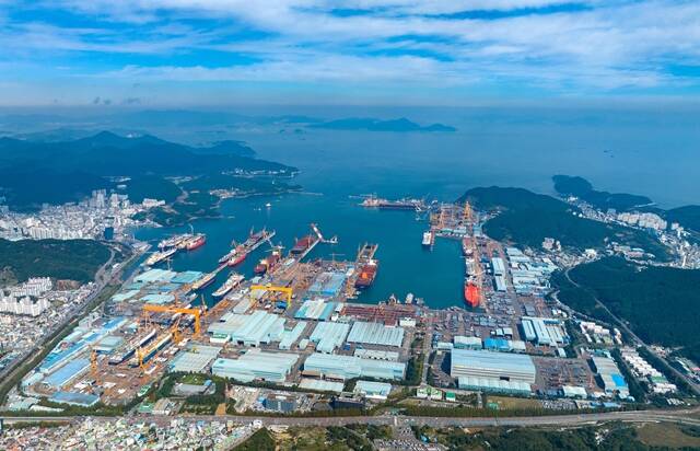 한화오션은 4일 김희철 대표이사 사장 명의 사과문을 내고 3일 거제사업장에서 안타까운 사건이 발생했다. 브라질 국적 선주사 소속 시험설비 감독관 한 분이 바다로 추락해 운명을 달리했다. 삼가 고인의 명복을 빈다라고 밝혔다./한화오션