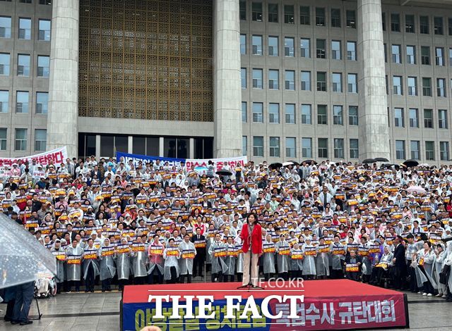 국민의힘이 4일 오전 10시께 전국 각지에 있는 당원들을 모아 서울 여의도 국회 본관 앞 계단에서 야당말살 정치탄압 특검수사 규탄대회를 개최했다. 발언하고 있는 나경원 의원 모습(단상 위). /국회=이하린 기자