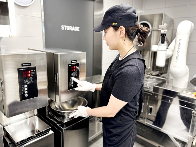 교촌치킨이 반죽 로봇 도입을 통해 가맹점 조리 효율성을 높인다. /교촌에프앤비