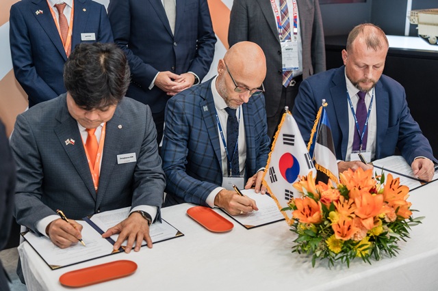 3일(현지시간) 폴란드 키엘체에서 열리고 있는 국제 방위산업 전시회(MSPO 2025)에서 김동현 한화에어로스페이스 LS사업부장, 에스토니아 기업의 피터 스미트 노르탈 방산사업 총괄, 빌리코 누르모아 센서스큐 공동 창업자가 보병전투장갑차 전장관리시스템 공동개발을 위한 양해각서(MOU)에 서명하고 있다. /한화에어로스페이스