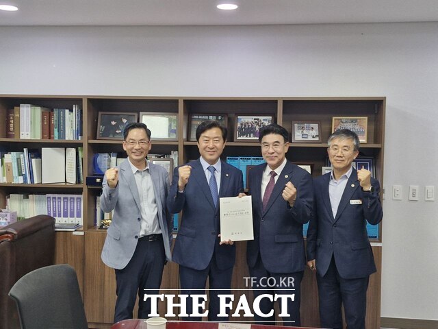 이응우 계룡시장(오른쪽에서 두번째)이 4일 황명선 더불어민주당 의원(왼쪽에서 두번째)과 면담을 나눈 후 기념 촬영을 하고 있다./계룡시