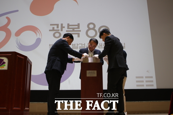동아마이스터고등학교가 3일 오후 누리관에서 광복 80주년 기념 타임캡슐 봉입식을 개최한 가운데 정은환 교장과 교직원 대표, 학생 대표가 함께 타임캡슐을 봉입하고 있는 모습./정예준 기자