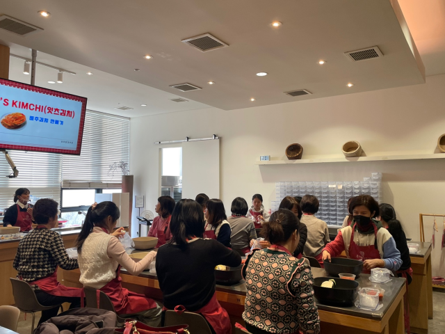서울시는 동북권 외국인 주민 지원을 위해 성북외국인주민센터를 성북구 종암동으로 이전했다고 5일 밝혔다. 사진은 김치 만들기 문화체험을 하고 있는 모습. /서울시