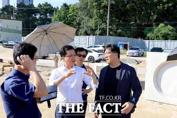 조원휘 대전시의회 의장(사진 가운데)이 4일 유성구 일원 아파트 신축 현장을 찾아 입주 예정자들의 교통 불편 해소 방안 모색에 나섰다./대전시의회
