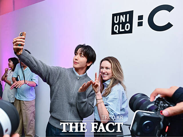 가수 정용화(왼쪽)와 클레어 웨이트 켈러 크리에이티브 디렉터가 3일 서울 삼청동 공근혜 갤러리와 갤러리 도수에서 열린 25FW UNIQLO : C 컬렉션 글로벌 론칭 행사 포토콜에 참석해 포즈를 취하고 있다. /유니클로