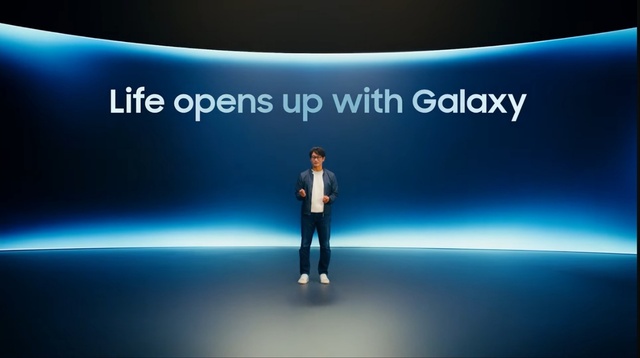 지난 4일 삼성전자가 개최한 갤럭시 이벤트 행사에서 김정현 삼성전자 MX사업부 부사장이 스마트폰, 태블릿 신제품과 자사 인공지능(AI) 전략을 소개하고 있다. /삼성전자 유튜브 캡쳐