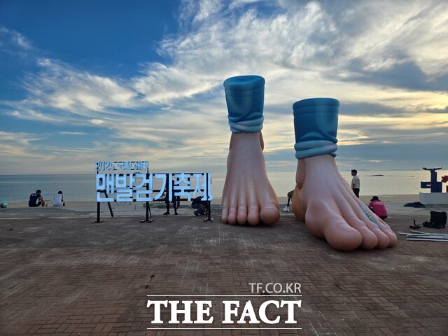 5일부터 7일까지 2025 보령 해변맨발걷기축제가 개최되는 대천해수욕장에 이번 대회를 상징하는 조형물이 설치돼 있다. /보령시