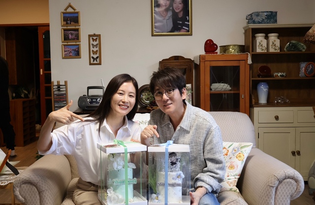 신승훈(오른쪽)이 정규 12집 발매에 앞서 오는 10일 She Was를 선공개한다. 배우 문소리가 뮤직비디오에 출연한다. /도로시컴퍼니