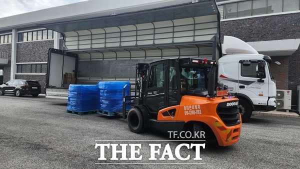 대전시 상수도사업본부가 가뭄을 겪고 있는 강릉시에 병입 수돗물을 지원하기 위해 화물차에 수돗물을 운반하고 있다./대전시