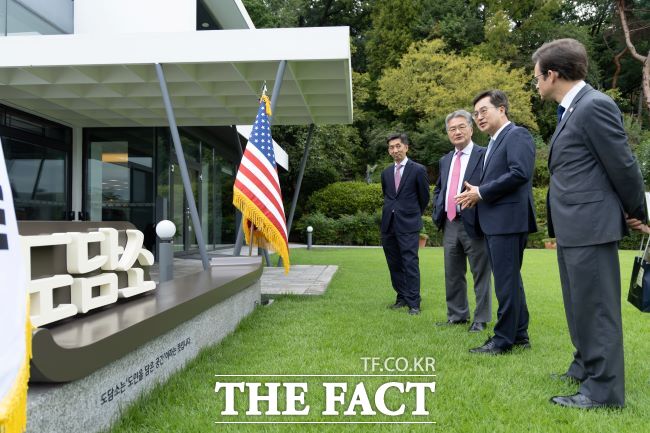 4일 오후 도담소에서 김동연 경기도지사가 조셉 윤 주한 미국 대사대리에게 도담소를 소개하고 있다./경기도