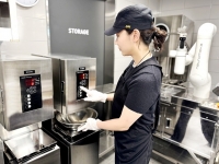  교촌에프앤비, 반죽 로봇 도입…가맹점 조리 효율성 ↑