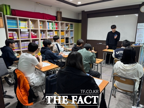 유성구 꿈드림에서 운영중인 스마트 교실에서 학교 밖 청소년들이 수업을 듣고 있다./대전 유성구