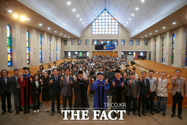 목원대 채플에서 진행된 2025학년도 2학기 외국인 유학생 입학식에서 이희학 총장을 비롯한 참석자들이 학생들과 함께 기념촬영을 하고 있다. /목원대