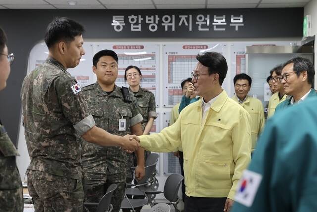 김민석 국무총리는 5일 극한 가뭄 피해를 겪고 있는 강원도 강릉시를 찾아 대책 마련을 주문했다. 김 총리는 시민 불편이 장기화되기 전에 실질적인 대책을 강력히 추진해야 한다고 강조했다. /국무총리실