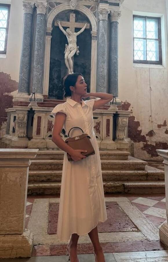 이민정이 지난 1일 개인 소셜 미디어에 성당 제단 앞으로 보이는 곳에서 십자가 예수상을 배경으로 명품 가방을 들고 포즈를 취한 모습이 담긴 사진을 게시했다. /인스타그램 캡처