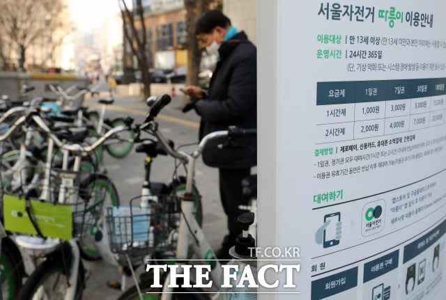 도난과 파손, 안전사고도 운영 부담을 가중시키는 요소다. 사진은 서울 마포구 마포역 인근 대여소에 따릉이 이용 가격표가 붙어 있다. /더팩트 DB