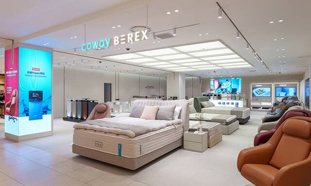코웨이는 경기 동북부 지역 내 핵심 소비 거점인 롯데백화점 구리점에 브랜드 체험 및 판매 매장 코웨이 갤러리 롯데 구리 직영점을 열었다고 5일 밝혔다. /코웨이