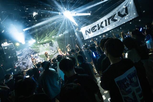 라이브 아이돌 전문 기획사 수소엔터테인먼트는 네키루를 비롯해 8팀의 라이브 아이돌의 매니지먼트를 담당하고 있다. 이들은 지하를 벗어나 대중적인 성공도 목표로 하고 있다./수소엔터테인먼트