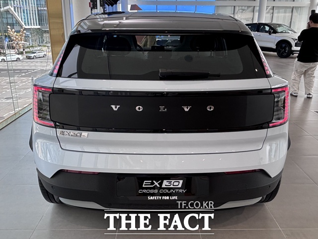 후면 블랙 쉴드 패널과 VOLVO 레터링이 강렬한 인상을 주는 EX30 CC. /황지향 기자