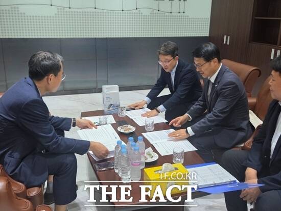 김대순 경기도 행정2부지사(오른쪽 2번째)와 도 관계자들이 5일 서울역 내 접견실에서 강희업 국토교통부 제2차관(왼쪽)에게 도 철도 현안을 설명하고 있다./경기도