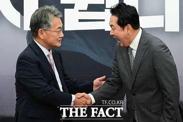 장동혁 국민의힘 대표(오른쪽)와 조셉 윤 주한미국대사대리가 5일 오후 서울 여의도 국회에서 만나 인사를 나누고 있다. /국회=남윤호 기자