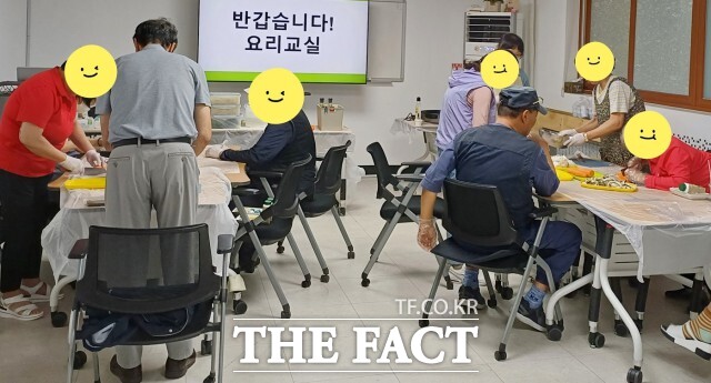 정읍시는 중장년층을 대상으로 요리교실을 열고 밀키트와 밑반찬 가게 이용권을 제공해 식생활 개선과 사회적 관계망 형성을 동시에 지원한다. / 정읍시