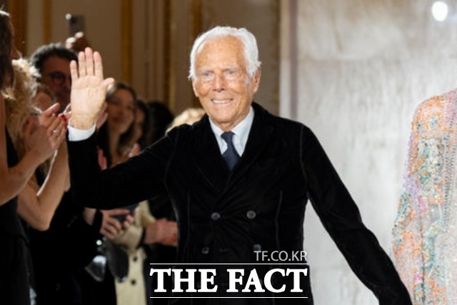 조르지오 아르마니가 지난 1월 28일 프랑스 파리에서 열린 조르지오 아르마니-프리브 오트 꾸뛰르 2025 컬렉션 피날레에서 손을 흔들고 있다. /파리=AP.뉴시스
