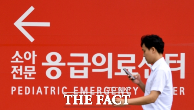 5일 의료계에 따르면 사직 전공의들 복귀해 업무를 시작했지만 필수과를 기피하고 피부과와 성형외과 등에 몰렸다. 지역병원 복귀율도 낮았다. 정부여당은 지역의사제와 공공의대 추진 등이 담긴 필수의료와 지역의료를 강화하는 특별법안과 지역의사 양성법안을 추진할 방침이다.사진은 2024년 9월 15일 서울의 한 대학병원 응급의료센터. / 장윤석 기자