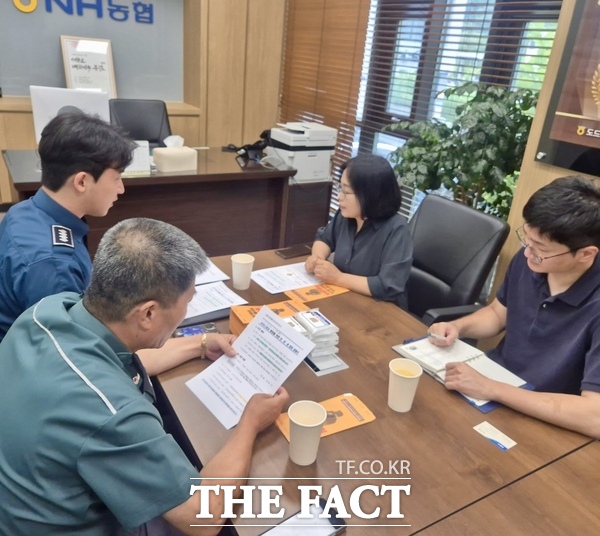 대전 서구 서부자율방범연합대가 대전서부경찰서와 함께 지난 4일 관저동 도드람양돈농협에서 전기통신금융사기(보이스피싱) 예방 활동을 진행하고 있다./대전 서구