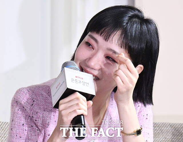 배우 김고은이 5일 서울 중구 앰배서더 서울 풀만 호텔에서 열린 넷플릭스 새 시리즈 은중과 상연 제작발표회에 참석해 극 중 내용을 설명하는 도중 눈물을 흘리고 있다. /이새롬 기자