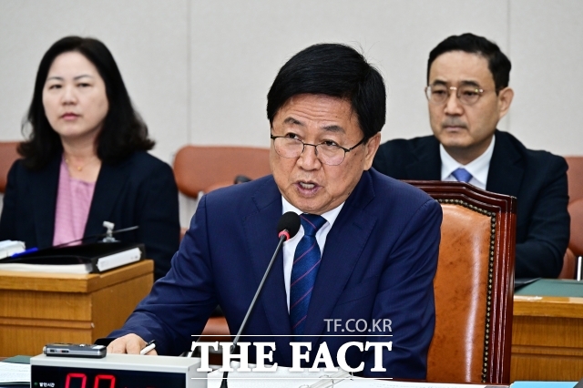 최교진 사회부총리 겸 교육부 장관 후보자가 지난 2일 오전 서울 여의도 국회 교육위원회에서 열린 인사청문회에 참석해 질의에 답변을 하고 있다. /배정한 기자