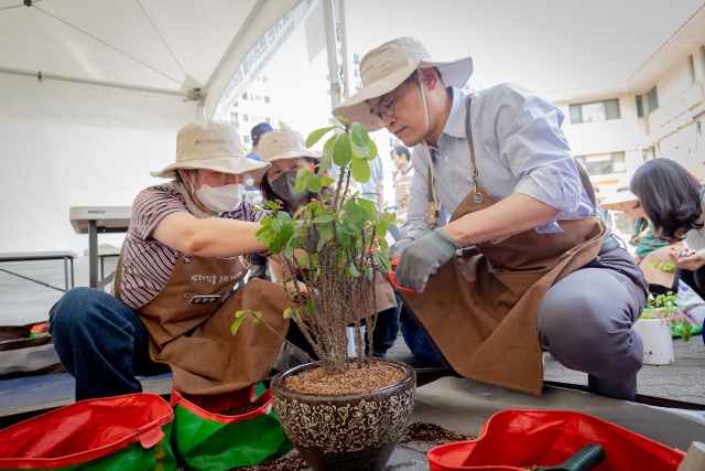 이기재 양천구청장이 찾아가는 반려식물 관리서비스 현장에서 분갈이 중이다. /양천구