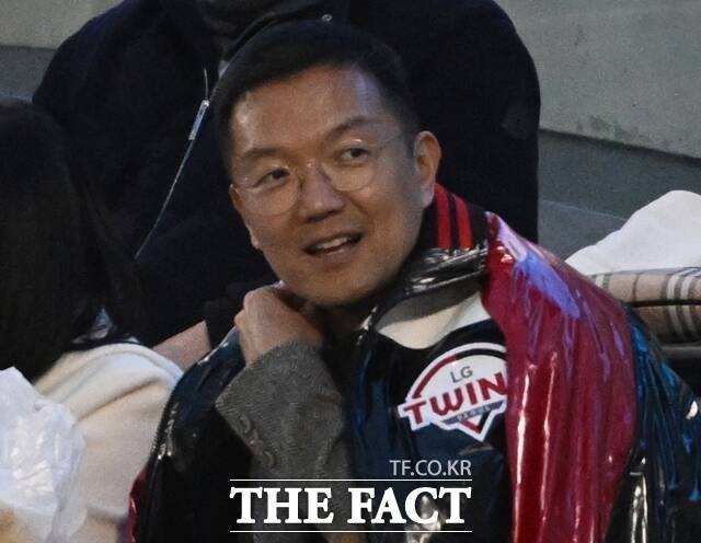 윤관 블루런벤처스 대표가 지난 3월 서울 송파구 잠실야구장에서 열린 2025 KBO리그 LG 트윈스와 한화 이글스의 경기를 관람하고 있다. /박헌우 기자