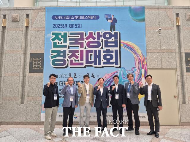 2일 설동호 대전교육감이 더케이호텔 경주의 제15회 전국상업경진대회 경진장을 찾아 지도교사 등 관계자들과 함께 화이팅을 외치고 있다. /대전시교육청