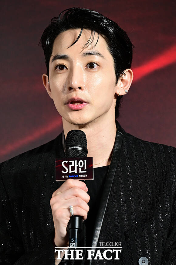 배우 이수혁이 중국 팬미팅 혹사 논란에 휩싸였고 소속사는 이수혁의 컨디션과 의사를 지속적으로 확인했고 그는 오랜만에 팬분들을 만난 만큼 최선을 다하고 싶다는 뜻을 거듭 밝혔다고 설명했다. /남윤호 기자