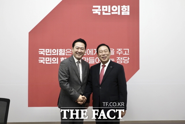 최민호 세종시장이 5일 장동혁 국민의힘 당대표(왼쪽)를 국회에서 만나 해수부 산하기관 이전의 전면 재검토를 요청했다. /세종시