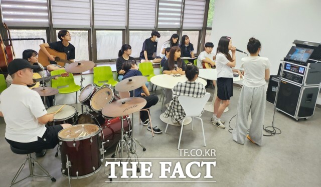 정읍시는 청소년들의 자기 주도적 활동과 건전한 성장을 지원하기 위해 고향사랑기금 공모사업으로 추진한 청소년수련관 힘나는 활동공간 조성 사업을 최근 마무리했다. / 정읍시