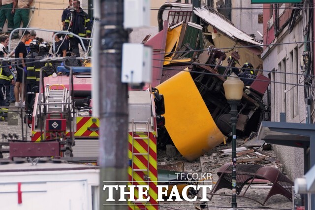 3일(현지 시간) 포르투갈 리스본에서 발생한 전동 케이블 전차 푸니쿨라 탈선 현장에서 소방관들이 현장을 수습하고 있는 가운데 이번 사고로 한국인 2명이 사망하고 1명이 크게 다쳤다. /뉴시스