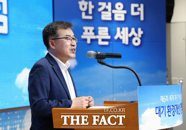 5일 충남도청 대회의실에서 제6회 세계 푸른하늘의 날을 기념해 ‘휘발성유기화합물의 정책적 관리 강화와 저감 전략’을 주제로 대기환경개선 정책포럼에서 전형식 정무부지사가 인사말을 하고 있다. /충남도