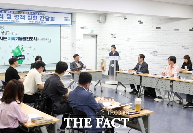 박승원 광명시장이 ‘기본사회 정책 아이디어 공모전’ 시상식에서 발언하고 있다./광명시