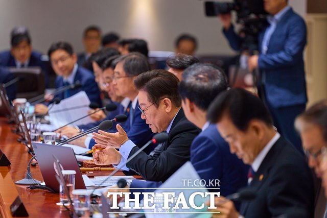 이재명 대통령은 5일 오전 수석비서관급 회의에서 외국인 노동자에 대한 부당대우, 임금체불 사례 등에 대한 실태조사와 체계적 보고를 지시했다 이 대통령이 2일 오전 용산 대통령실에서 주재한 제40회 국무회의에서 발언하고 있다. /대통령실